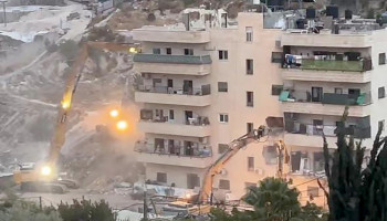 العدو يهدم بناية سكنية من 5 طوابق في بلدة الطور بالقدس