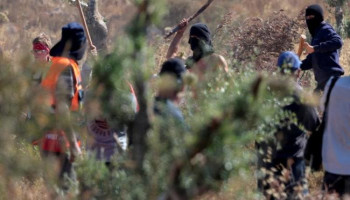 مستوطنون صهاينة يقتحمون منطقة واد البطيخ ويضعون علامات على طريقين جنوب بيت لحم
