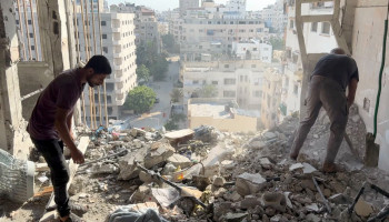 آليات العدو تتوغل شرق دير البلح وتطلق النار تجاه منازل وخيام النازحين