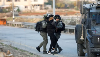 مدن الضفة الغربية تشهد اقتحامات ومداهمات لقوات العدو الصهيوني