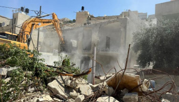 قوات العدو تهدم 3 منازل في بلدة بيت حنينا شمال القدس المحتلة