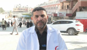 العدو يعتدي على الطبيب مروان الهمص بحضور المجرم بن غفير ويتركه بكسور وآلام حادة