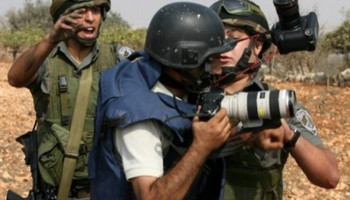 العدو الصهيوني يحتجز أربعة صحفيين ويمنعهم من التغطية غرب الخليل