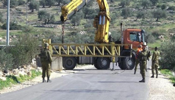 العدو الصهيوني يعزل قرى جنين بالبوابات الحديدية