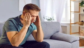 صداع تغير الفصول.. ما أسبابه وكيف تميّز بينه وبين الحالات الخطيرة؟