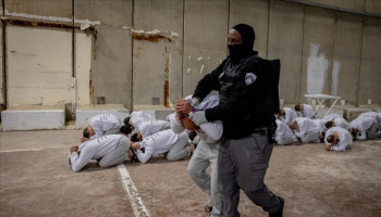 أسرى "عوفر" يواجهون المرض وقلة الطعام واقتحامات صهيونية متكررة