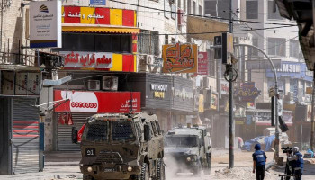 العدو يقتحم أحياء في جنين ويحقق ميدانيًا مع عشرات الفلسطينيين