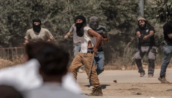 عنف المستوطنين الصهاينة يتصاعد بالضفة.. قطع الكهرباء عن منزل وحرق دوار وترحيل 20 عائلة