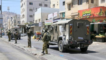 العدو يعتقل طفلين بالخليل ويحول عمارة سكنية إلى ثكنة عسكرية