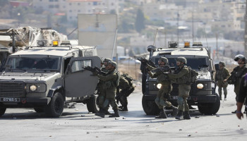العدو يواصل اقتحاماته بالضفة والقدس ويعتقل أكثر من 70 فلسطينيًّا بالخليل