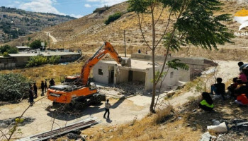 العدو يجبر مقدسية على هدم منزلها ويشرّد أسرتها
