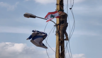 Facing Israeli Occupation Site, Lebanese Army Soldier Removes Flag of Zionist Entity, Raises That of His Nation: Video