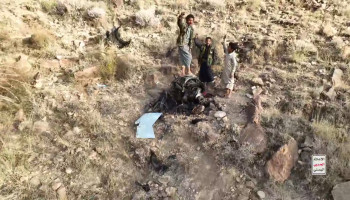 الإعلام الحربي يوزع مشاهد لحطام الطائرة الأمريكية MQ_9 التي تم إسقاطها في محافظة صنعاء