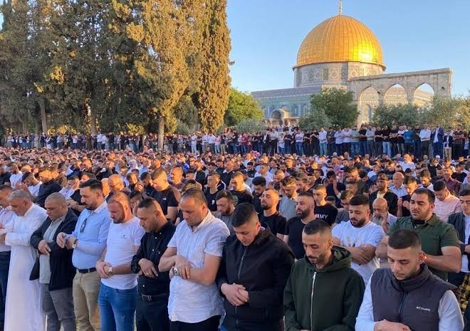عشرات آلاف المصلين يؤدون صلاة الجمعة في المسجد الأقصى