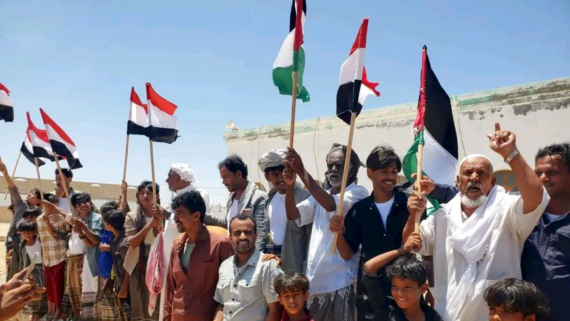 وقفة حاشدة في قشن بالمهرة دعماً لصمود الشعب الفلسطيني