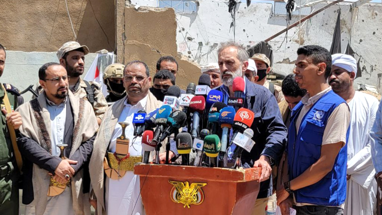 مؤتمر صحفي في مسرح جريمة العدوان الأمريكي بمركز الإيواء بصعدة  /  المنسق الأممي: استهداف المدنيين مخالف للقانون الإنساني الدولي