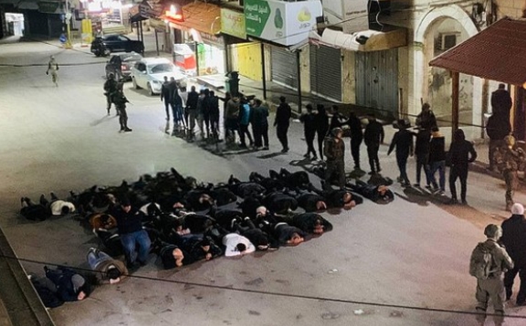 إعلام العدو: اعتقال 290 فلسطينياً بالضفة الغربية الشهر الماضي