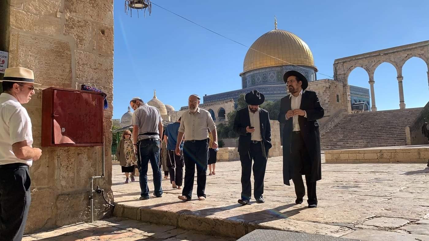 عشرات المستوطنين يقتحمون باحات المسجد الأقصى
