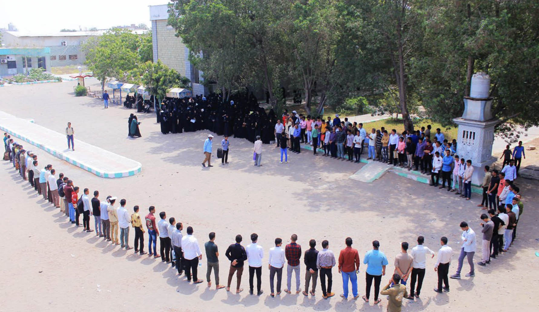 جامعة الحديدة تشهد وقفات احتجاجية تنديداً بجرائم العدوان الأمريكي والصهيوني