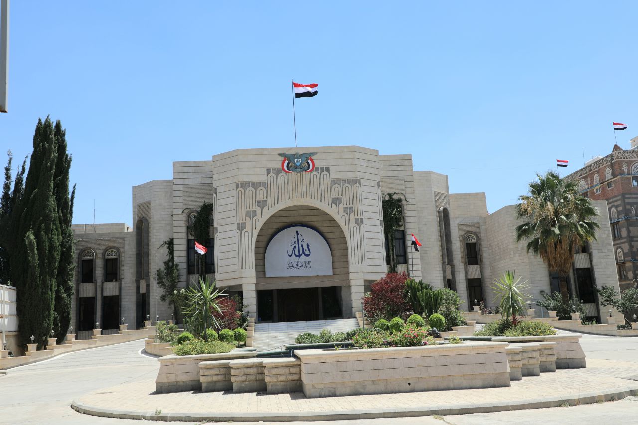حكومة التغيير والبناء: اليمن يخوض معركة ضد عدو اعتاد ارتكاب جرائم الإبادة واستهداف الأعيان المدنية