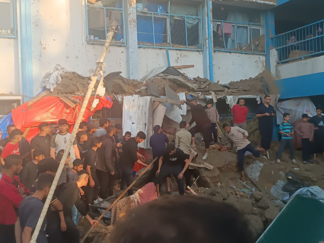 17 شهيدًا بقصف صهيوني استهدف مدرسة بمخيم البريج