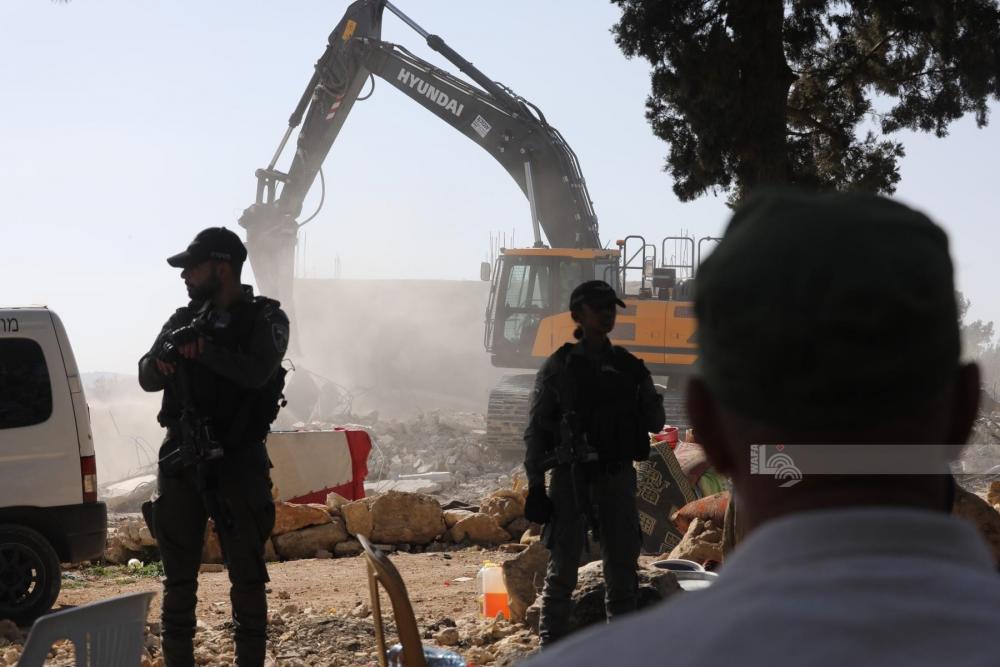 العدو الصهيوني يهدم منزلا واسطبلا للخيل في القدس المحتلة