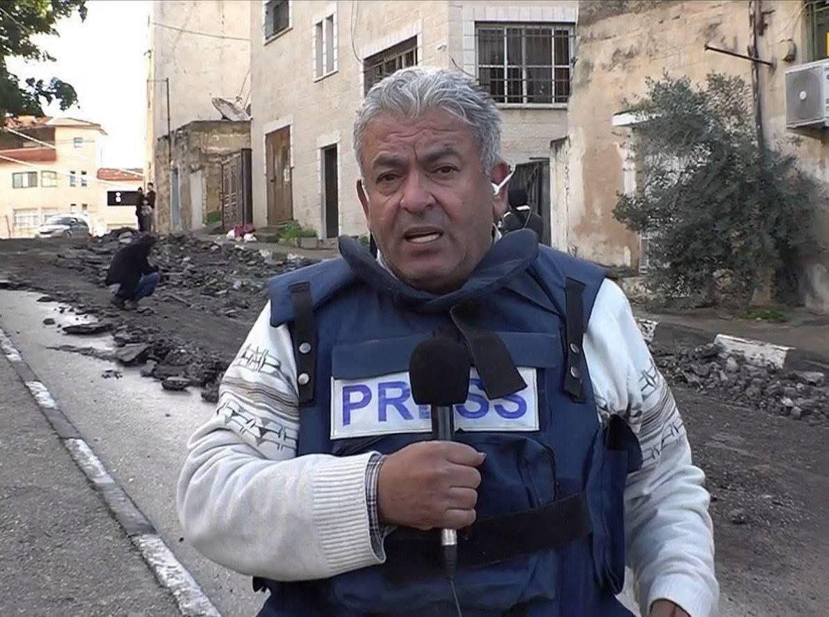 العدو الصهيوني يحوّل الصحفيّ علي السمودي للاعتقال الإداريّ