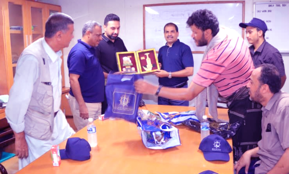 مؤسسة موانئ البحر الأحمر تُكرّم طواقم السفن الراسية بميناء الحديدة