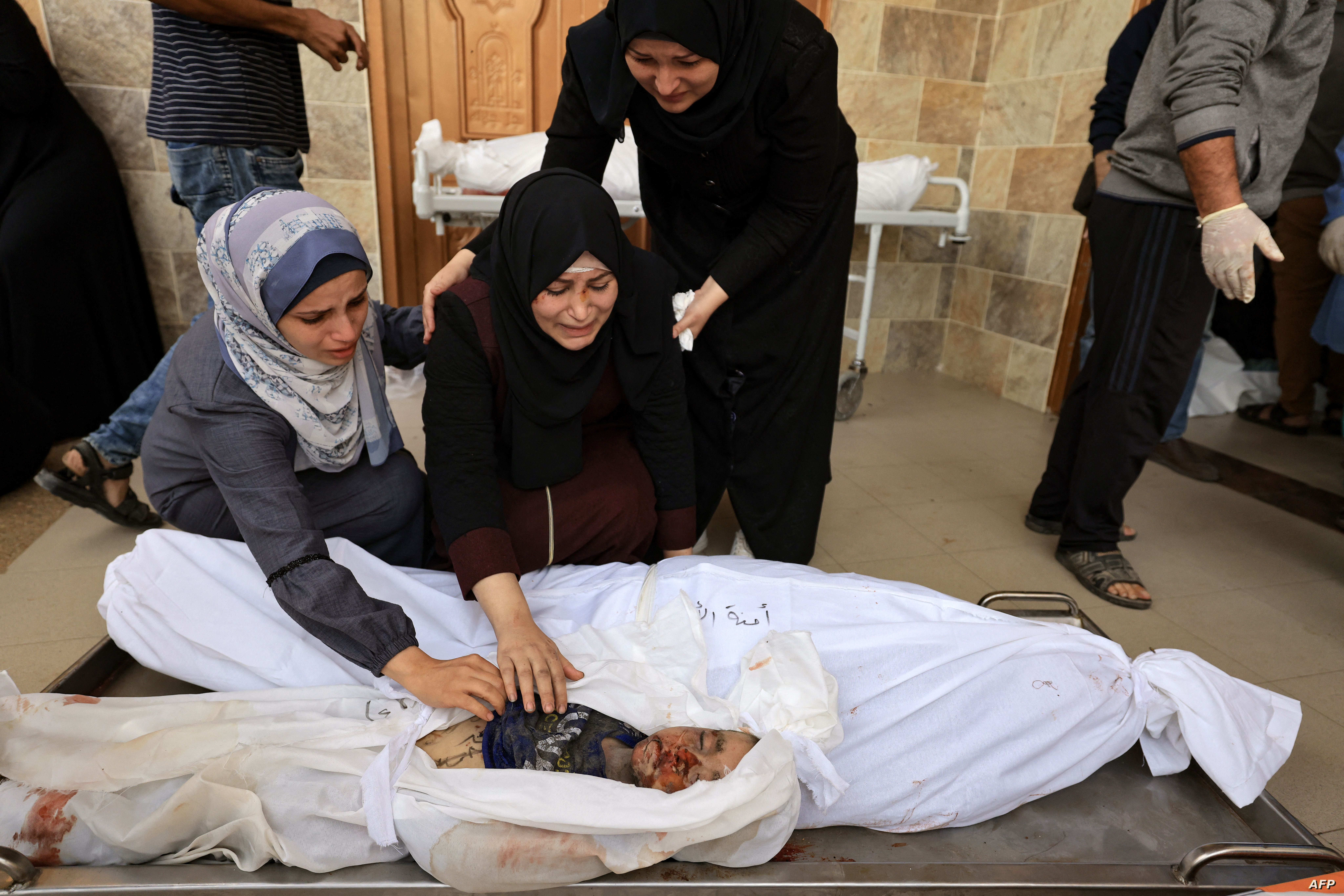 أربعة شهداء بقصف العدو لحي الرمال والنصيرات بغزة