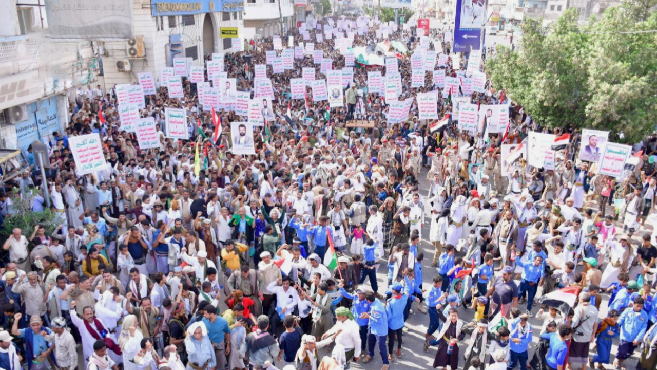 أبناء محافظة الحديدة يحتشدون في 196 ساحة نصرة لغزة وابتهاجاً بهزيمة أمريكا