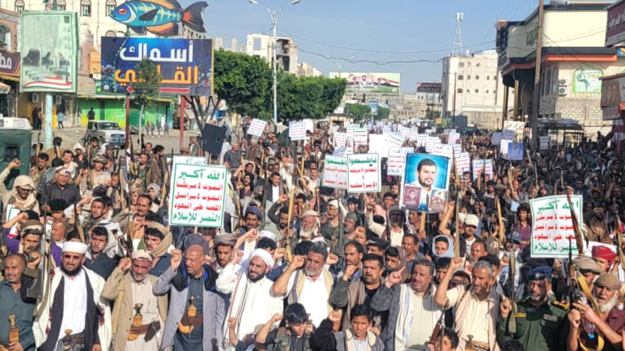 خروج شعبي كبير في البيضاء نصرة لغزة واحتفالاً بهزيمة العدو الأمريكي