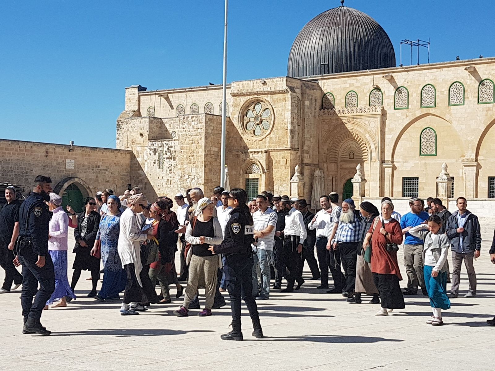 عشرات المستوطنين يقتحمون باحات المسجد الأقصى