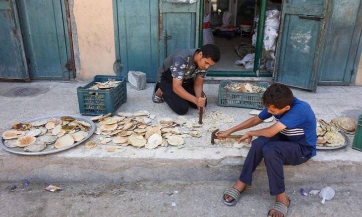 إغلاق المخابز ونفاد الطحين من نصف منازل قطاع غزة