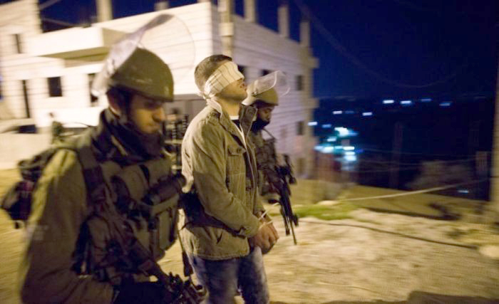 قوات العدو تعتقل 18 فلسطينياً من الضفة الغربية