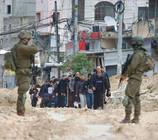العدو يجبر الفلسطينيين على إخلاء منازلهم في مدينة طولكرم