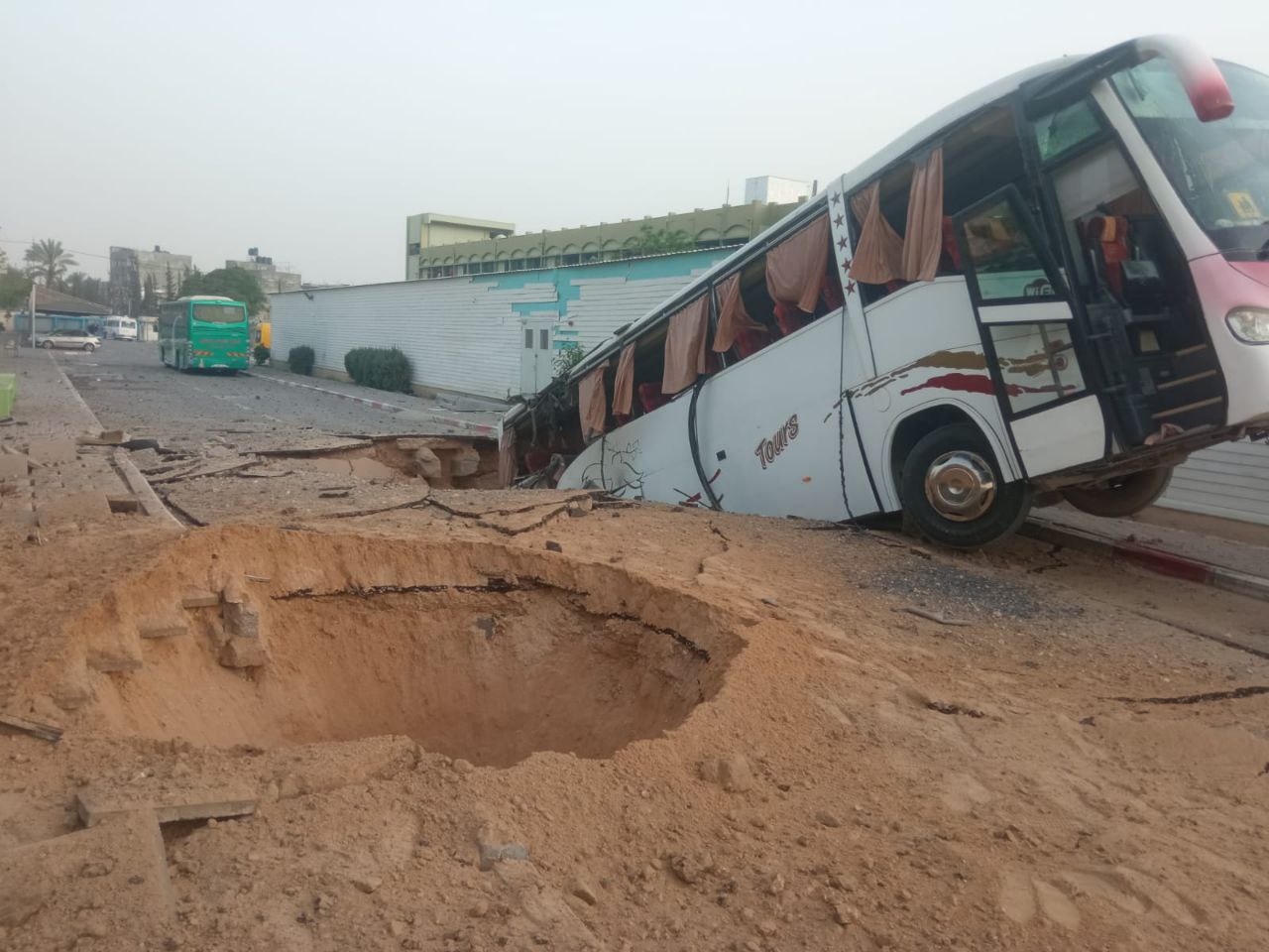 24 شهيدًا وعشرات الجرحى والمفقودين في مجزرة للعدو الصهيوني بمحيط المستشفى الأوروبي بخانيونس