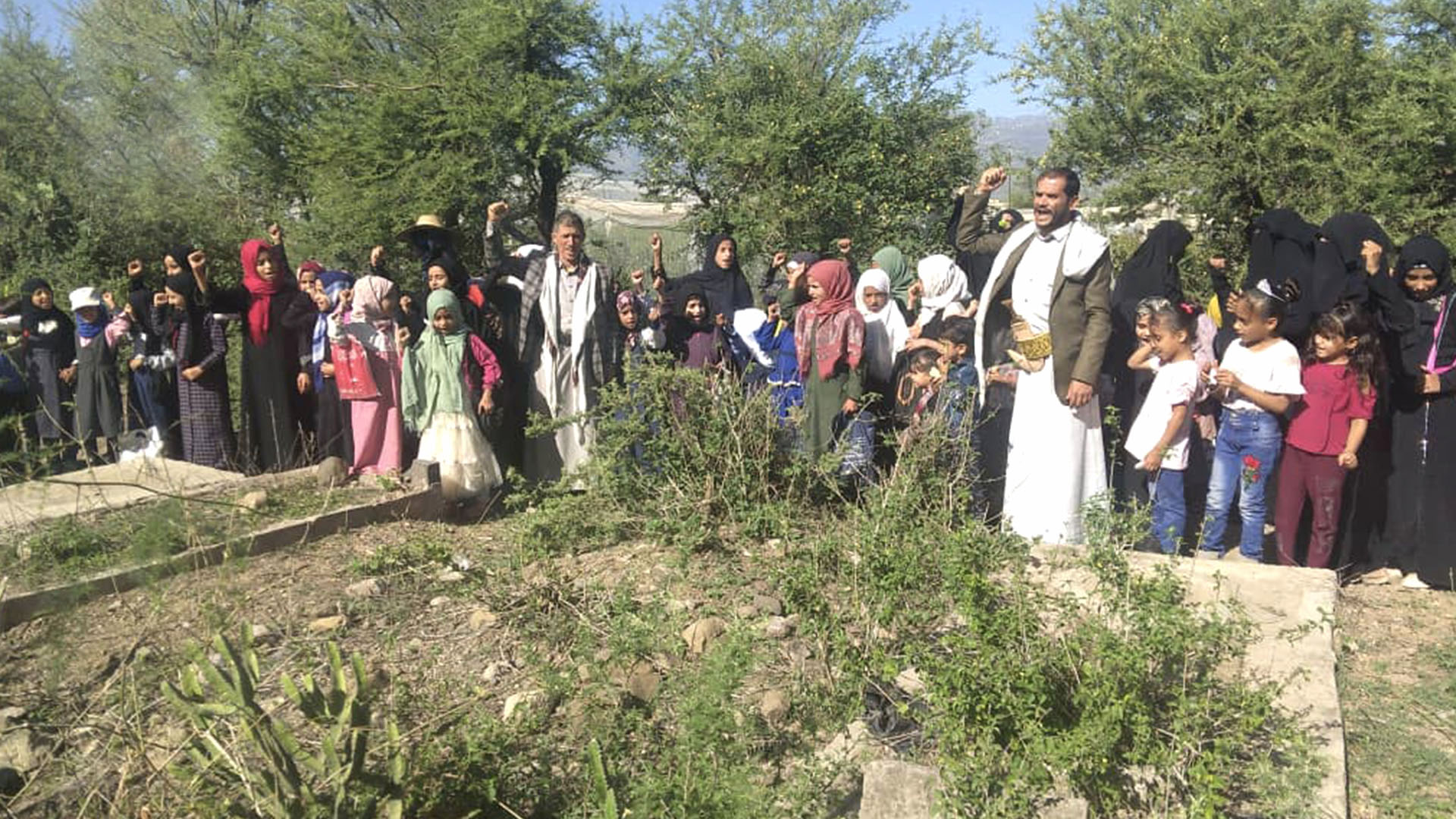 مسير ووقفة لطلاب المدارس الصيفية في الظهار والمشنة بإب نصرة لغزة