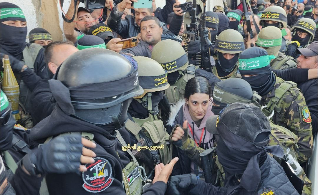 أسيرة صهيونية سابقة تدعو للتظاهر وشل الحياة حتى عودة جميع الأسرى