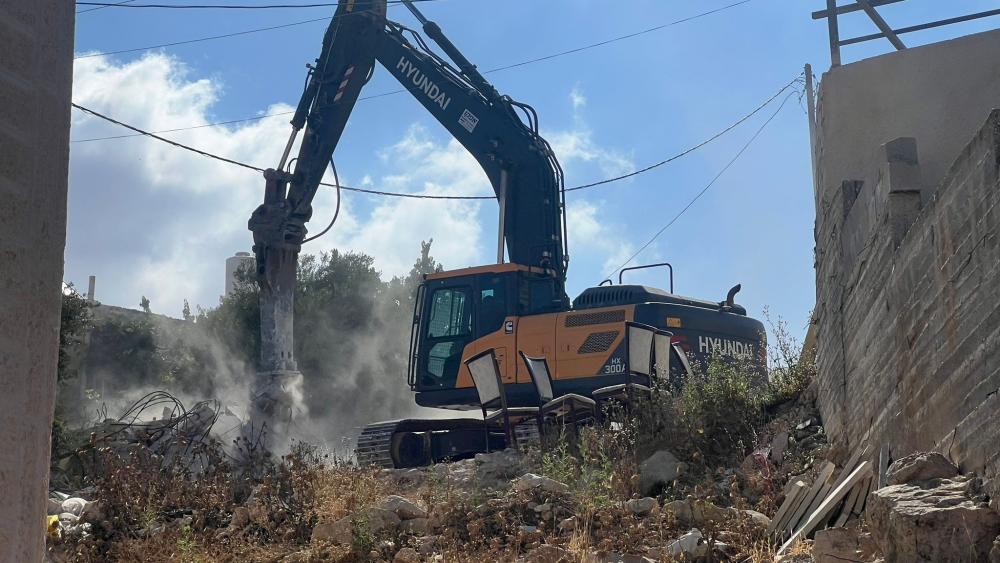 العدو يهدم منزلًا ويجرف حديقة بالمغير شمال شرق رام الله