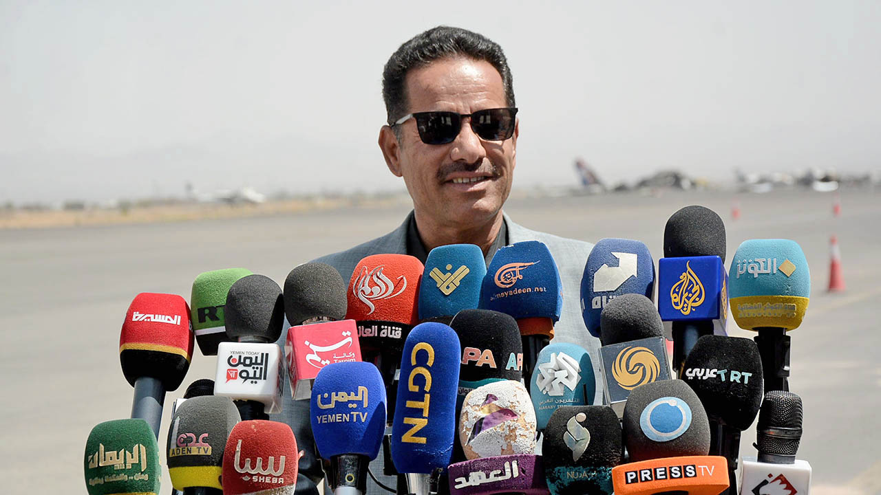 مؤتمر صحفي بصنعاء: استهداف المطارات وقصف الطائرات المدنية انتهاكاً للقانون الدولي ويصنف جريمة حرب