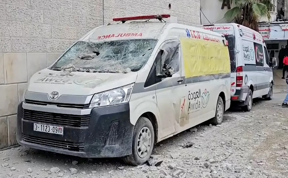 إجلاء المرضى والطواقم الطبية من مستشفى العودة شمالي غزة