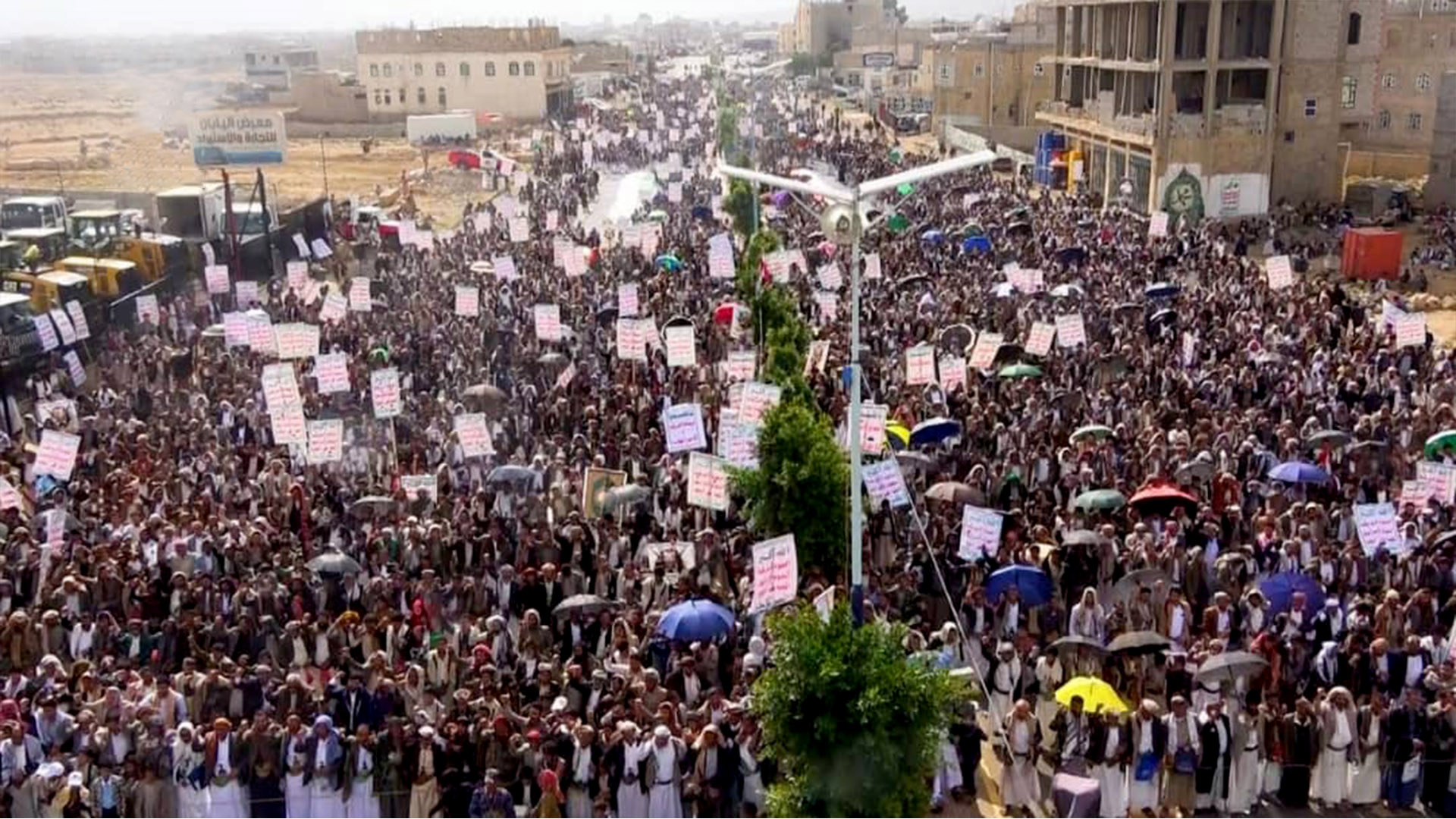 حشود جماهيرية في 80 ساحة بعمران تؤكد: الشعبَ اليمني على أُهُبةِ الاستعدادِ لمواجهة التصعيدِ الصهيوني