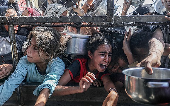"الأغذية العالمي": الوضع الإنساني بغزة يخرج عن السيطرة