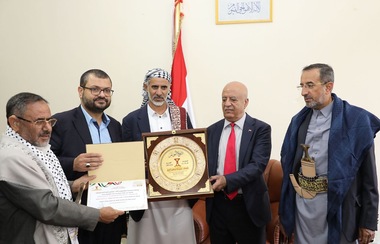 رئيس مجلس الوزراء يُكرّم عددًا من أعضاء اللجنة العليا للمؤتمر الثالث "فلسطين قضية الأمة المركزية"