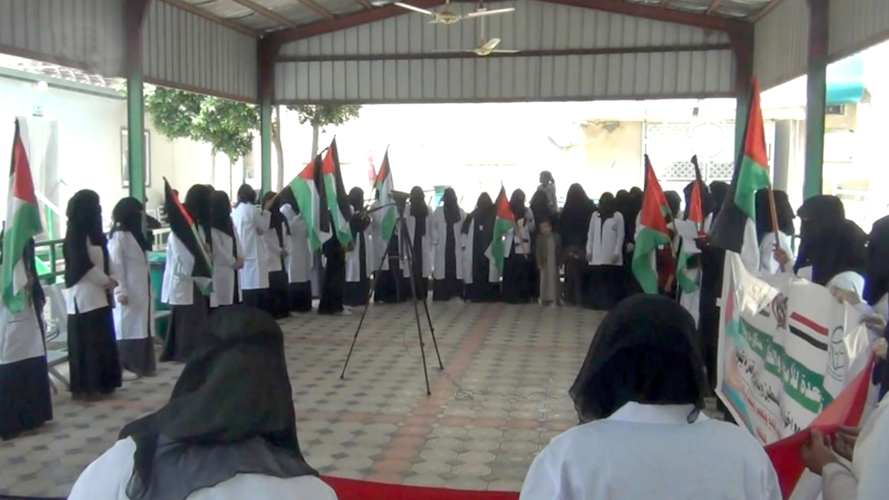 الكوادر النسوية في مستشفى صعدة للأمومة والطفولة ينددن بجرائم العدو بغزة