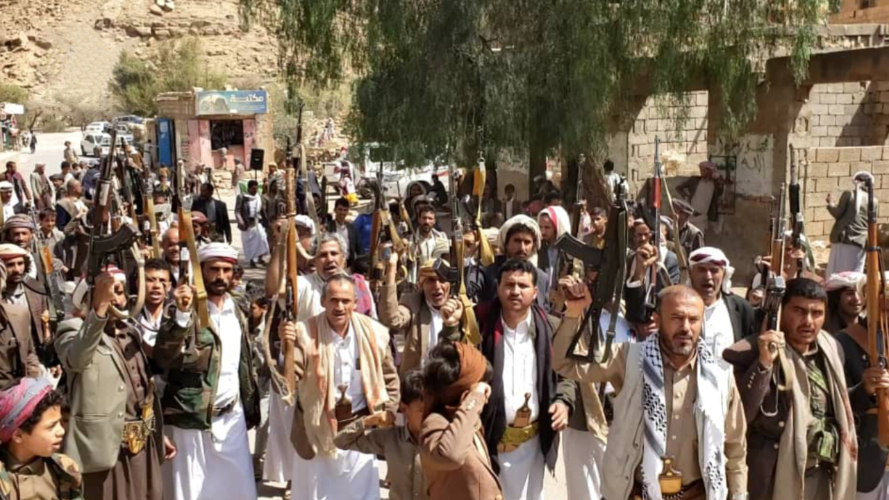 وقفة مسلحة لقبيلة بني شداد خولان بصنعاء لإعلان النفير والبراءة من الخونة