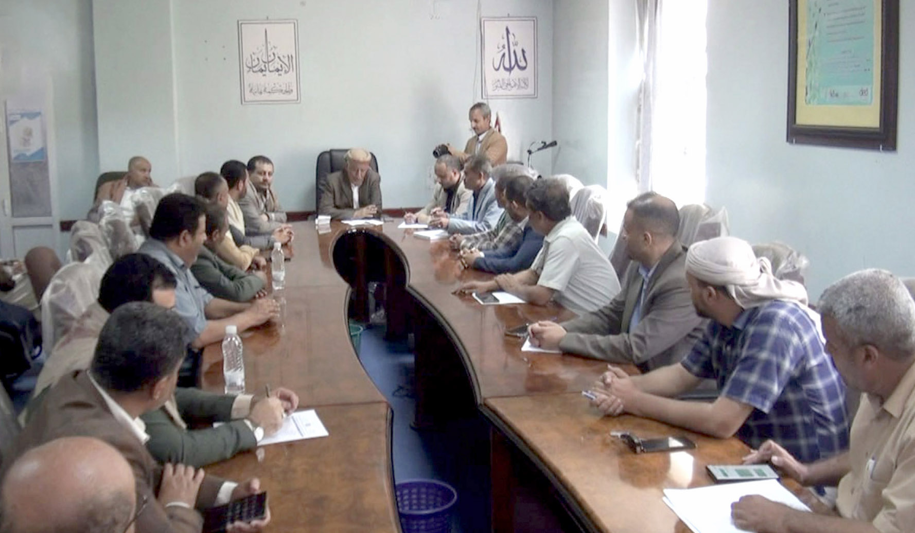 اجتماع برئاسة محافظ إب يقر برنامج الزيارات العيدية للمرابطين في الجبهات