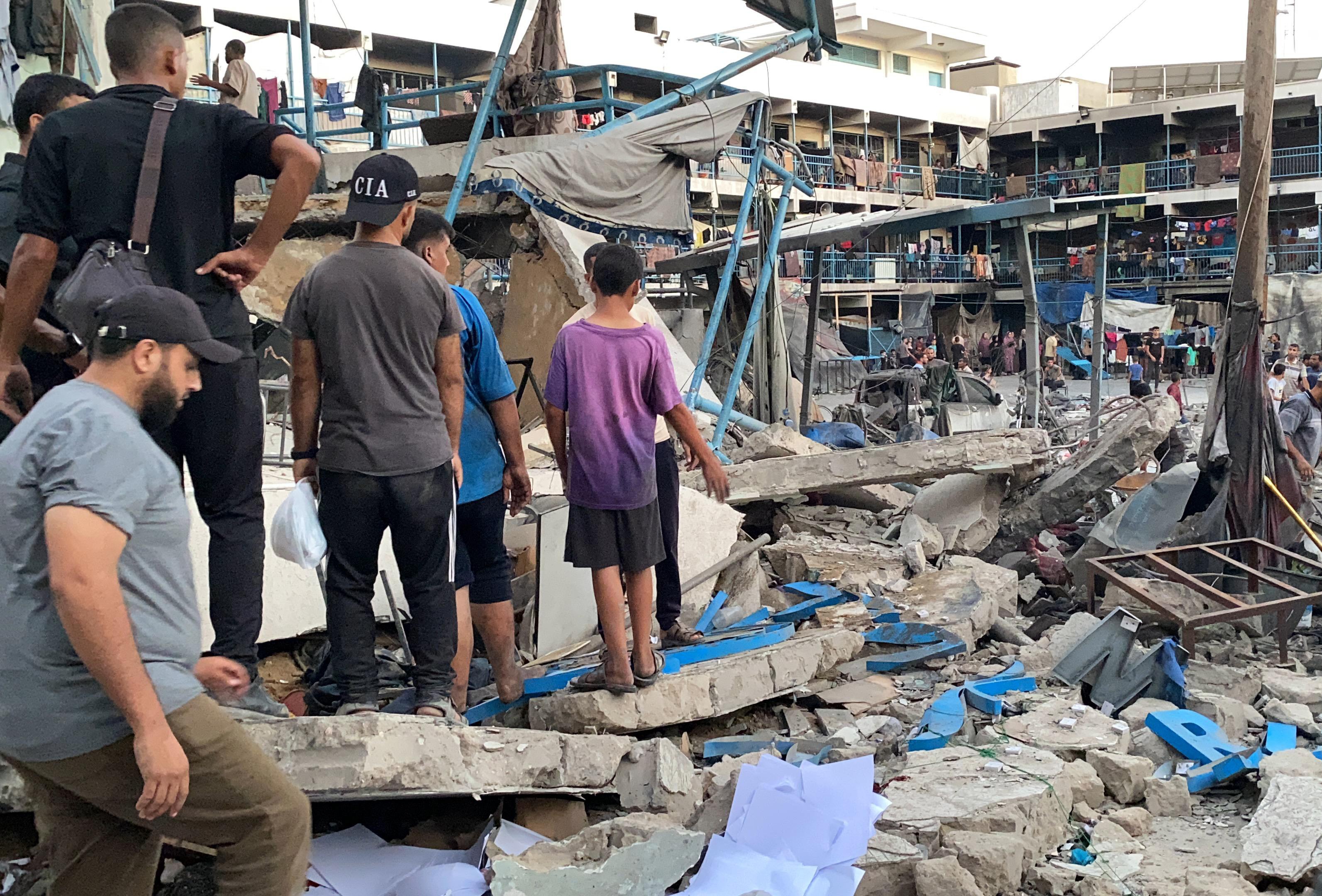 شهداء بقصف صهيوني لمدرسة تؤوي نازحين وسط دير البلح