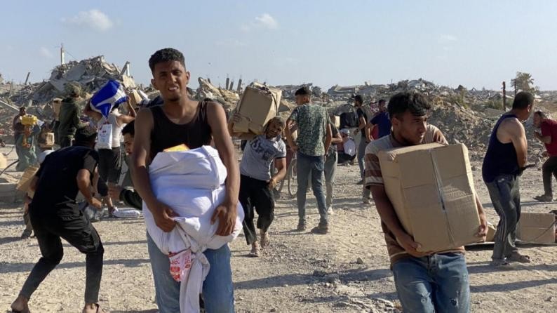 300 شخصية بغزة توقع عريضة لوقف مجازر المساعدات