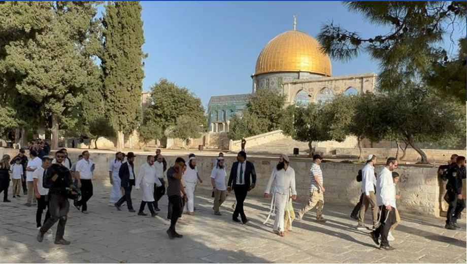 مستوطنون صهاينة يقتحمون المسجد الأقصى المبارك